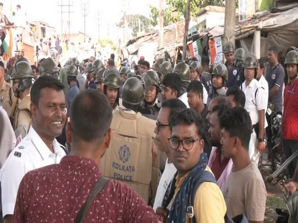 Minorities block roads over protests against Waqf Amendment Act in South 24 Parganas (Photo: ANI) 