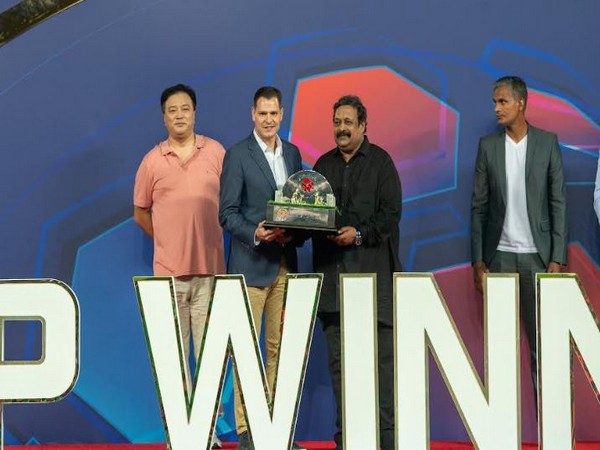 Punjab FC Technical Director Nikolas Topoliatis receiving Best Elite Youth Program award (Image: Punjab FC/ISL)