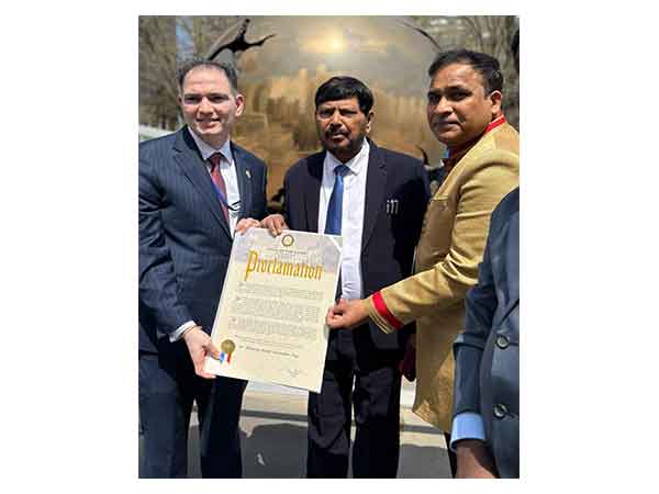 Dilip Chauhan, Union Minister Ramdas Athawale and Deelip Mhaske with the proclamation (Photo/ ANI)