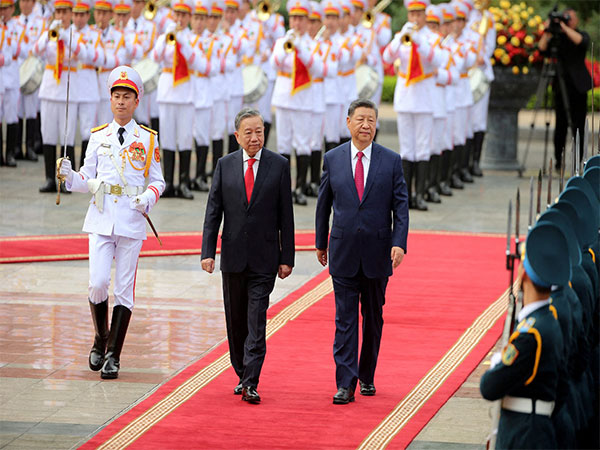 Vietnamese General Secretary of the Communist Party To Lam (C) and Chinese President Xi Jinping review the guard of honour at the Presidential Palace in Hanoi, Vietnam on April 14, 2025. (Photo/Reuters)
