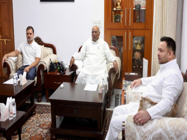 Congress leaders Rahul Gandhi (left), Mallikarjun Kharge (middle) and RJD leader Tejashwi Yadav discuss Bihar polls (Photo/AICC)