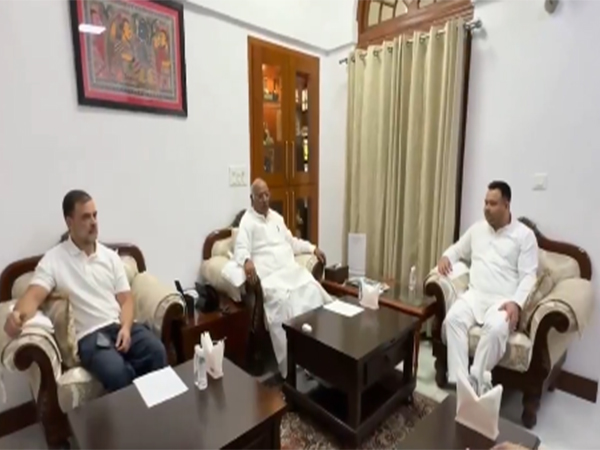 Visual of meeting between Congress and RJD leaders (Photo: Mallikarjun Kharge/X)