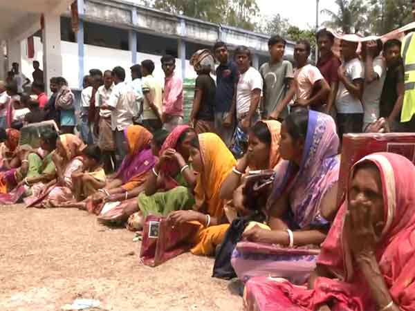 Visual from a relief camp at High School in Par Lalpur, Malda. (Photo/ANI)