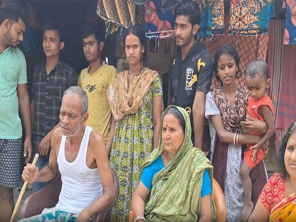 Visual of a family that migrated to Pakur, Jharkhand, after the Murshidabad violence. (Photo/ANI)