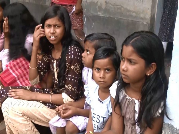 A relief camp at High School in Par Lalpur, Malda (Photo/ANI)