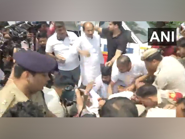 Police detains protesting Congress workers (Photo/ANI)