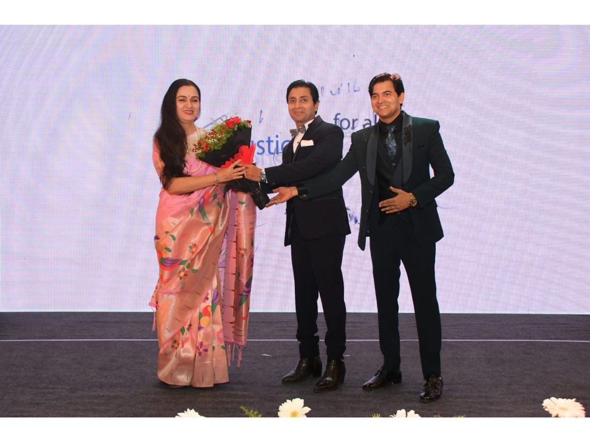 Actress Padmini Kolhapure with Dr. Shabnam Asthana at the launch of “Aashuutosh Srivastava – The Legal Trailblazer” at Hyatt Pune