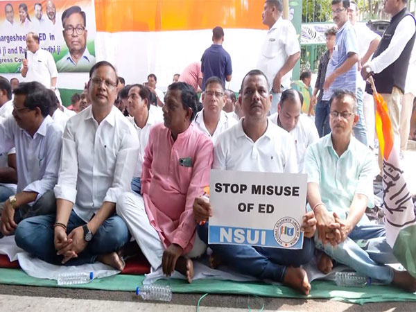 Congress workers stage protest in Bhubaneswar (Photo: ANI) 