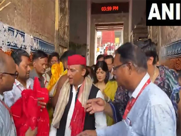  Samajwadi Party chief Akhilesh Yadav along with his wife  Dimple Yadav (Photo/ANI)