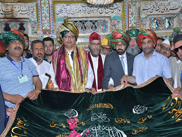 Pakistani Zaireen attend annual Urs at Dargah Hazrat Amir Khusro (Photo/@PakinIndia)