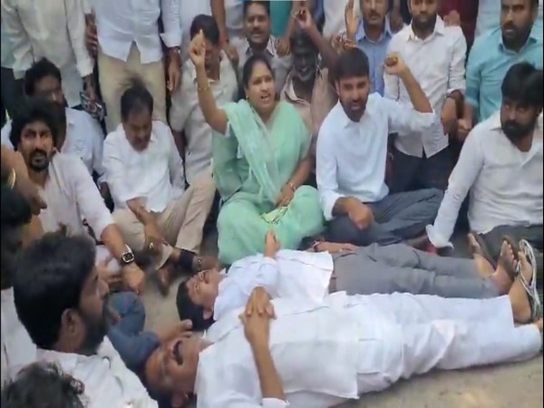 YRS Congress Party leaders protest (Photo/ANI)