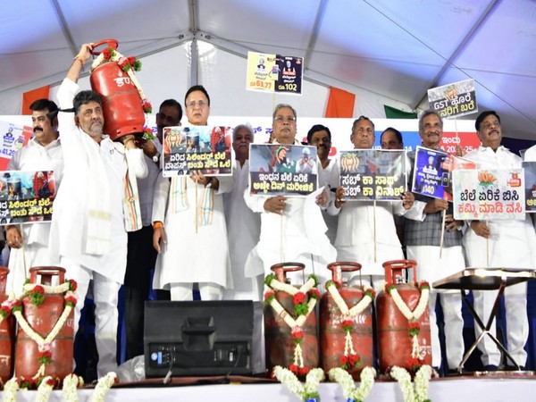 Karnataka Congress leadesr protest LPG price rise (Photo/ANI)