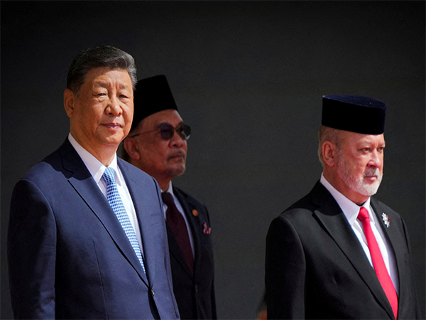 Malaysian King Sultan Ibrahim Sultan Iskandar, right with Chinese President Xi Jinping in  in Kuala Lumpur on Wednesday (Photo/Reuters)