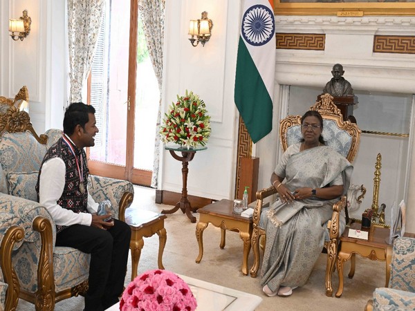 Renowned Indian sand artist Sudarsan Pattnaik called on President Droupadi Murmu at Rashtrapati Bhavan (Photo/@rashtrapatibhvn)