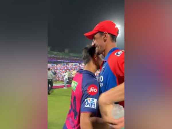 Yashasvi Jaiswal and Mitchell Starc sharing a hug. (Photo: DC X/@DelhiCapitals)