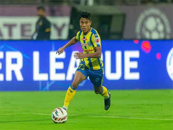 Kerala Blasters FC's Korou Singh Thingujam dribbling with the ball (Photo/ISL))