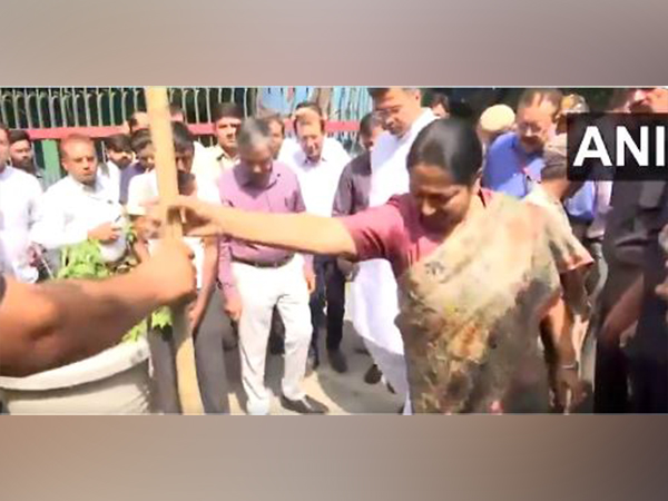 Delhi CM Rekha Gupta and PWD Minister Parvesh Verma inspect Minto Bridge to review anti-waterlogging measures ahead of monsoon (Photo/ANI)
