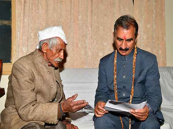 Himachal CM Sukhi release book of 90-year old veteran social worker Hari Singh Rana (Photo/ANI) 