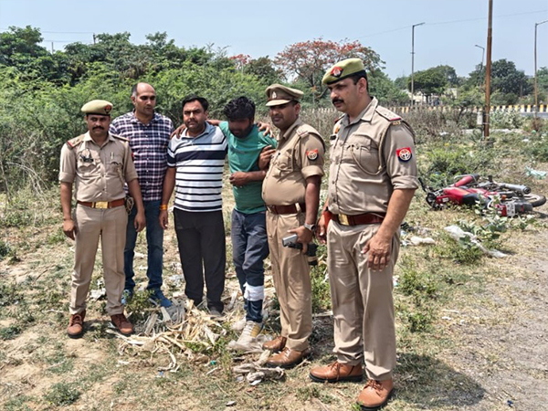 The criminal was shot in his leg in Greater Noida (Photo/@noidapolice)