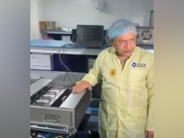 Union Minister Ashwini Vaishnaw showcasing India’s indigenous AI server (Photo/X@AshwiniVaishnaw)