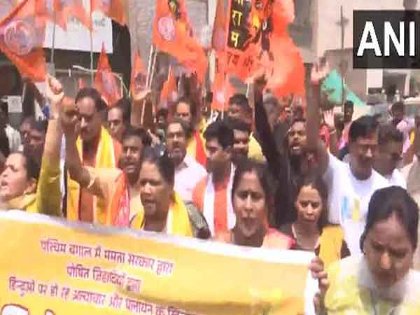 Members of Vishwa Hindu Parishad (VHP) and Bajrang Dal hold protest against the West Bengal government over the violence in the state (Photo/ANI)