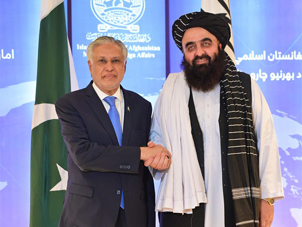 Pakistan’s Deputy Prime Minister and Foreign Minister Ishaq Dar with Acting Afghan Foreign Minister, Amir Khan Muttaqi. (Image: X@ForeignOfficePk)