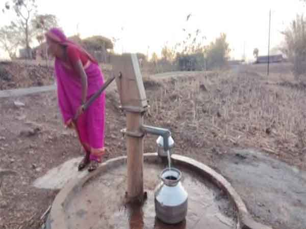 Woman in Dhangaon, Nandurbar pumping water for family use (Photo/ANI)