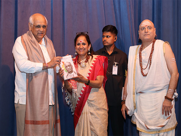 Gujarat Chief Minister Bhupendra Patel, Bollywood actor Manoj Joshi. (Photo: Gujarat CMO)
