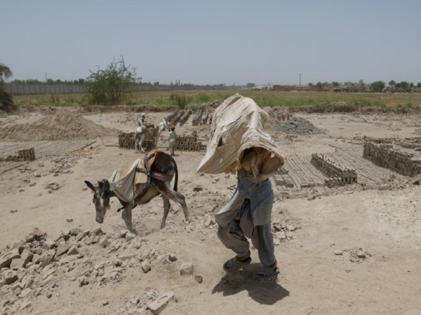 A labourer working in scorching heat in Pakistan (Photo/ Reuters)