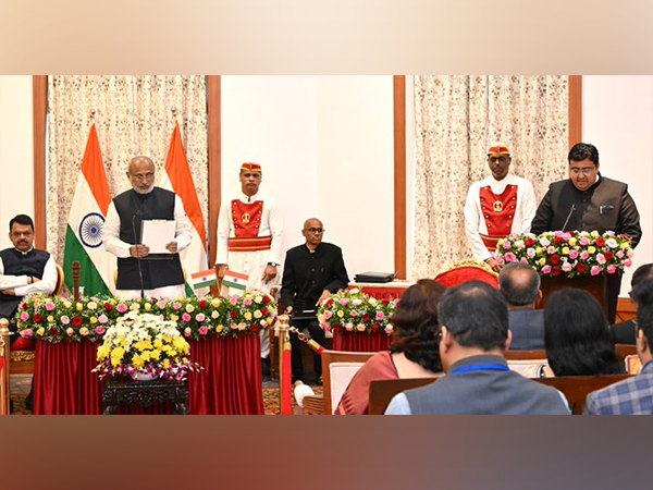 Rahul Pande taking oath as state CIC (Photo/ @maha_governor)
