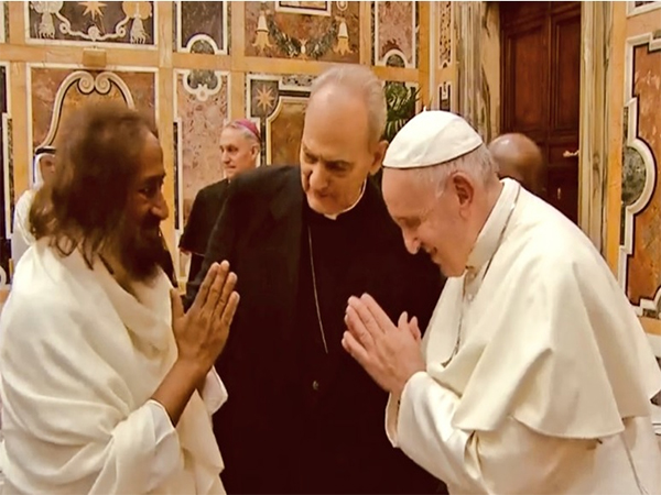 Sri Sri Ravi Shankar with Pope Francis (Photo/ X @Gurudev)