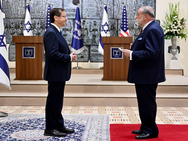 President Herzog receives credentials of Mike Huckabee (Photo/@USAmbIsrael)
