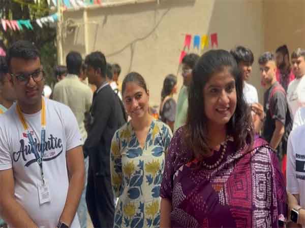 Streetpreneurship 2024: Vice Chancellor, Dr. Hemlata K. Bagla, sharing a lighter moment with a street vendor at the buzzing StreetFlea 2024 at HSNC University’s Worli campus