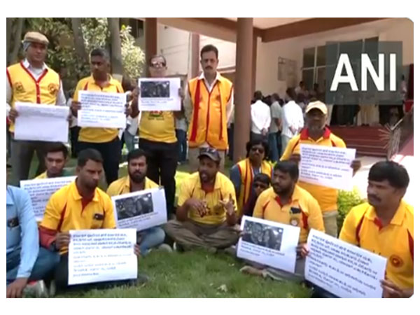  Pro Kannada organisation's protest (Photo/ANI)