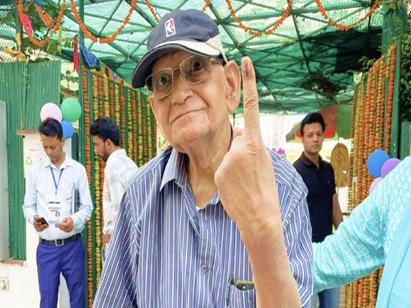 A voter showing his inked finger (File Photo/@ECISVEEP)