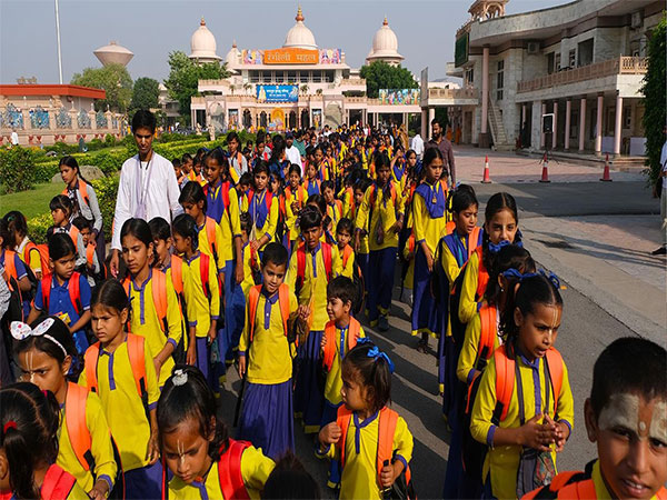 School children after receiving aid from Jagadguru Kripalu Parishat