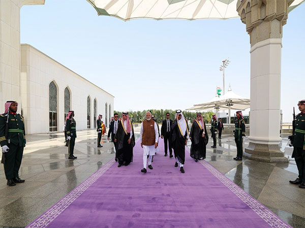 PM Modi with Saudi Arabian officials (Image: X@narendramodi)