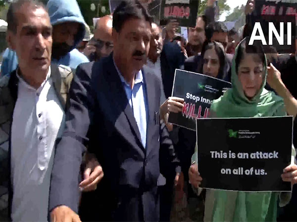 Mehbooba Mufti protests in Srinagar (Photo/ANI)