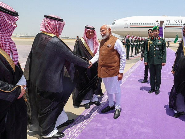 PM Modi with Saudi Arabian officials (Image: X@narendramodi)
