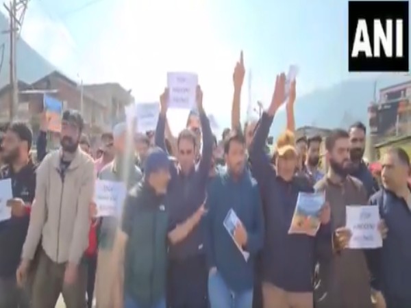 Traders’ association members protesting in Ganderbal, J-K (Photo/ ANI)