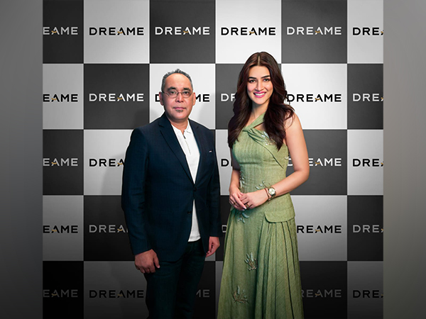 Manu Sharma, Managing Director of Dreame India with actress Kriti Sanon (Photo/ANI)