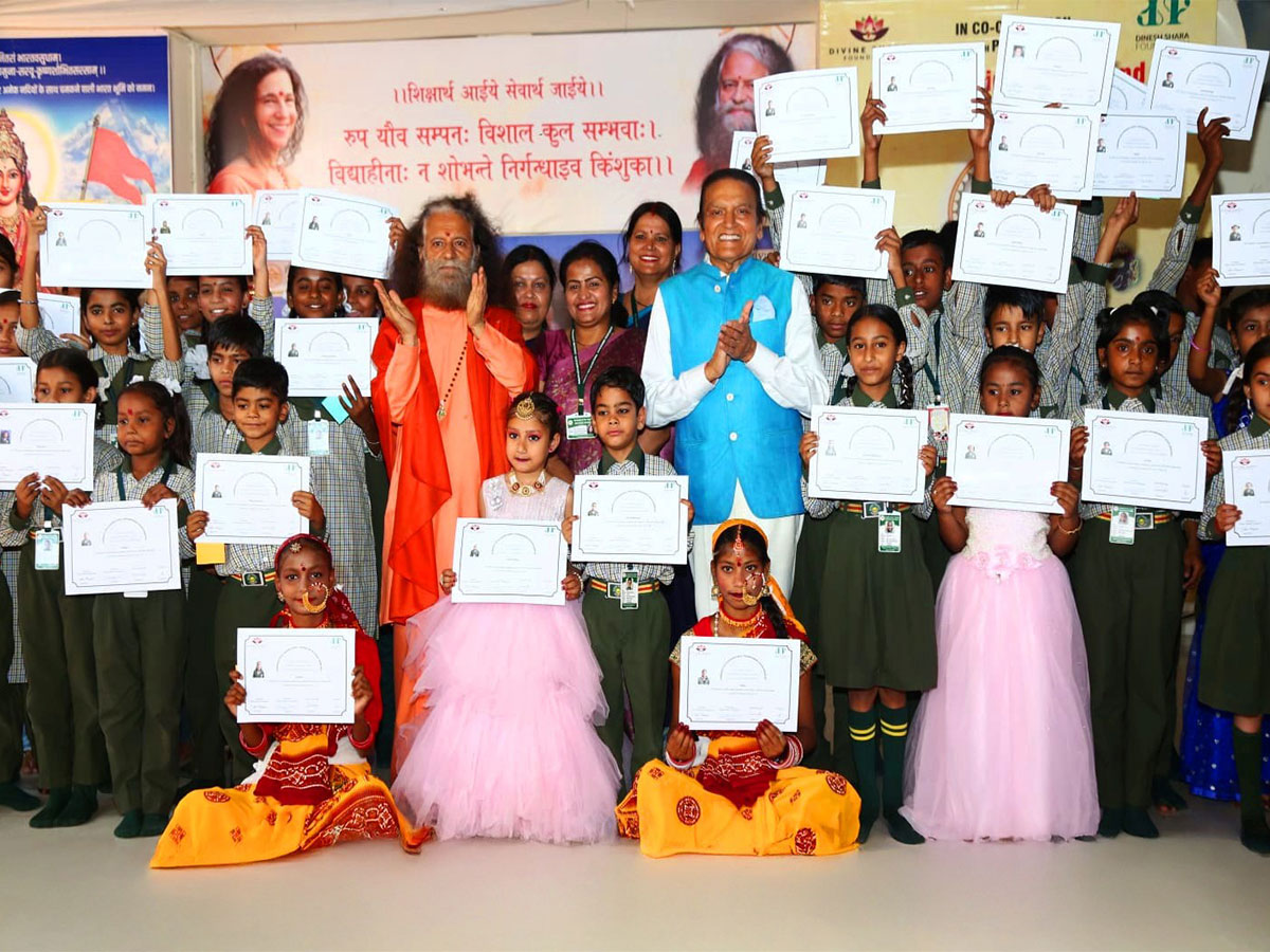 Dinesh Shahra Foundation Empowers Scholars and Women Achievers at Parmarth Vidyamandir, Rishikesh