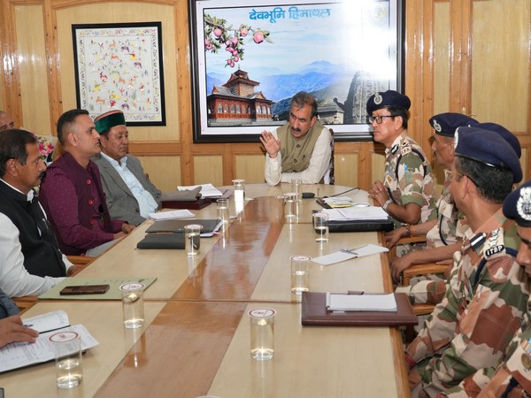 Himachal Pradesh Chief Minister Sukhvinder Singh with ITBP officials. (Photo/ANI) 
