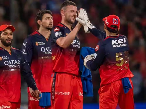 Hazlewood celebrating with teammates (Photo: @DineshKarthik/X)