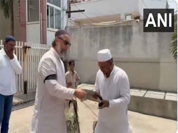 AIMIM Chief Asaduddin Owaisi distributing black band (Photo/ANI)