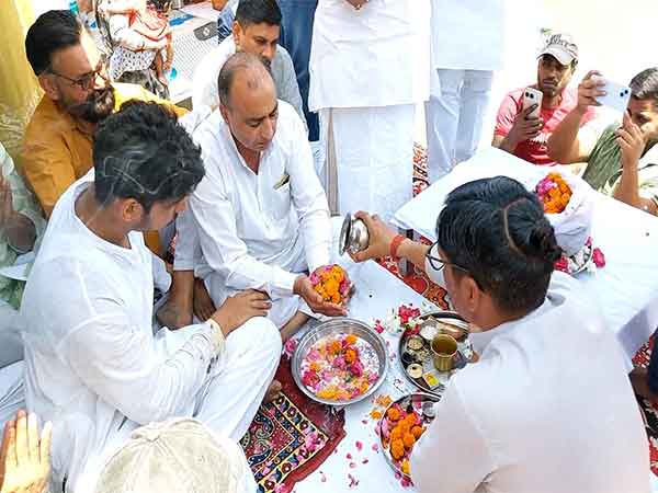 Ashes of Lt Narwal immersed in Ganga (Photo/ANI)