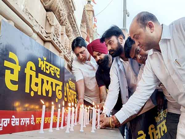 People pay homage to victims of Terror attack (Photo/ANI)