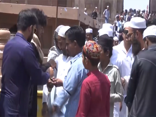 Muslims wearing black band ahead of offering Friday namaz (Photo/ANI)