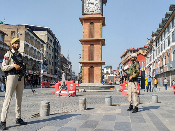 Jammu and Kashmir police personnel stand guard at Clock Tower, Lal Chowk (Image/ANI)