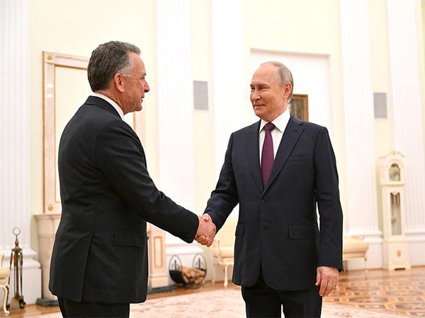 Russian President Vladimir Putin (right) and US Special Envoy Steve Witkoff (left) (Photo/X@mfa_russia)